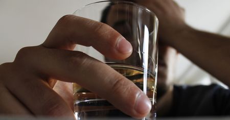 To się dzieje z mózgiem, gdy odstawiasz alkohol. Nowe badania