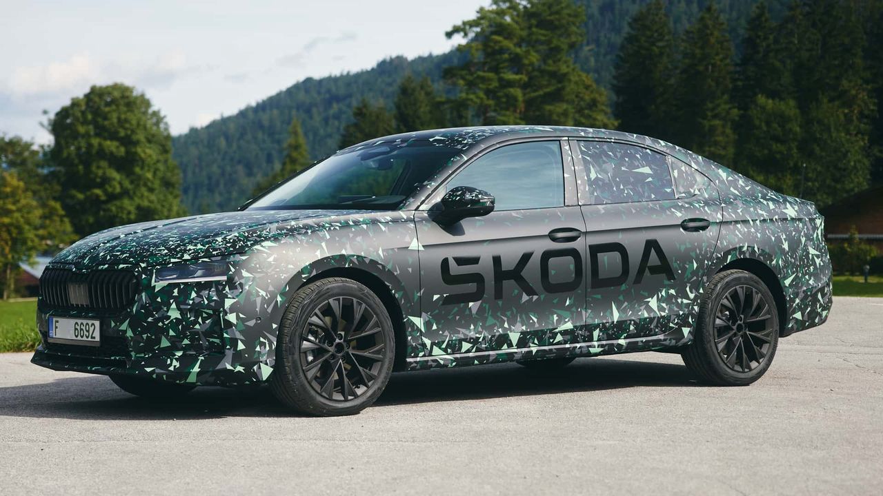 Nowa Škoda Superb odsłania kształty i wymiary. To jeden z ostatnich graczy w segmencie