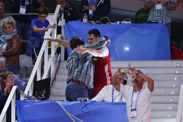 To właśnie w tej koszuli Wojciech Drzyzga komentował mecze Polaków podczas MŚ 2014 i 2018. Fot.  ANNA KLEPACZKO / FOTOPYK / NEWSPIX