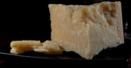 Produkcja podróbek parmezanu na świecie wyższa od ilości oryginalnego sera