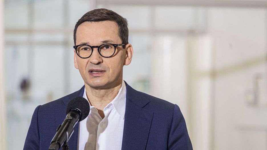 Mateusz Morawiecki w jedynm ze szpitali tymczasowych