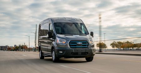 Ford E-Transit imponuje zasięgiem i możliwościami. To więcej niż samochód