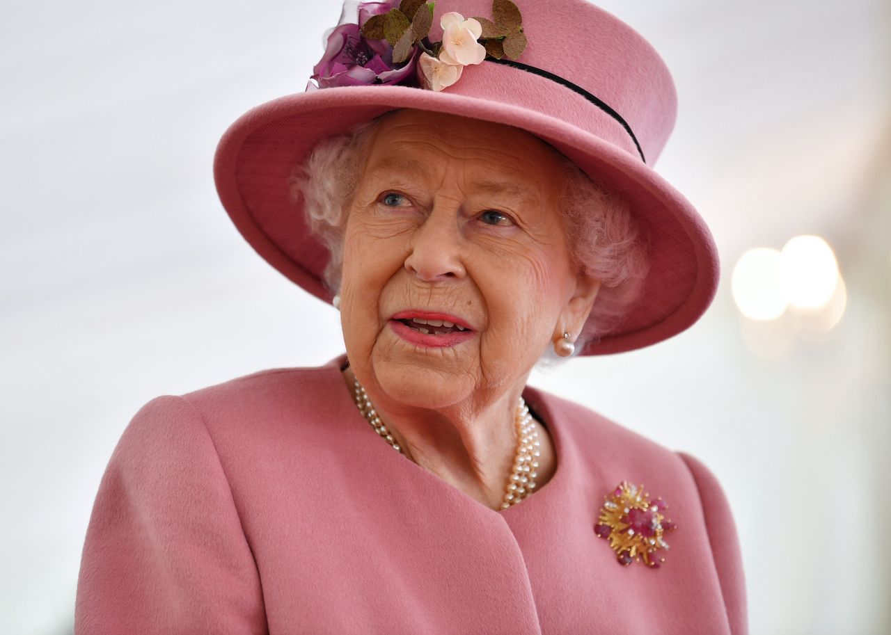 Z czym została pochowana królowa Elżbieta II? 