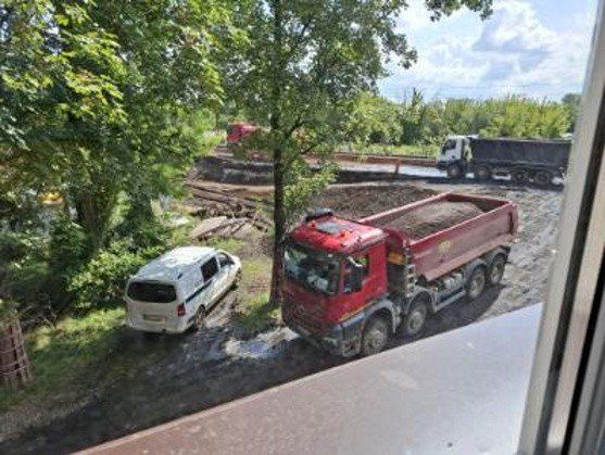 Pod oknami mieszkańców bloku przy ul. Sobieskiego 42a przez całe dnie kursują ciężarówki. Sosnowiczanie narzekają na hałas, wszechobecny pył i boją się o swoje bezpieczeństwo