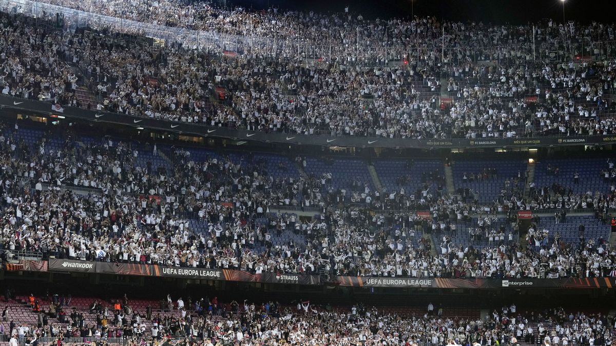 PAP/EPA / Alejandro Garcia / Kibice Eintrachtu opanowali stadion FC Barcelona