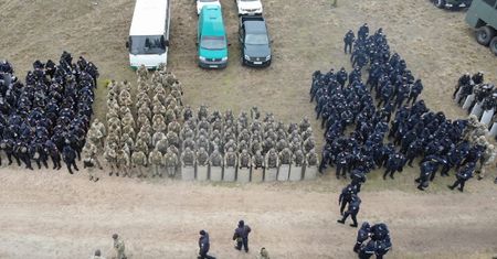 Już kopią rowy. Pokazali, co się dzieje na granicy Rosji z Ukrainą