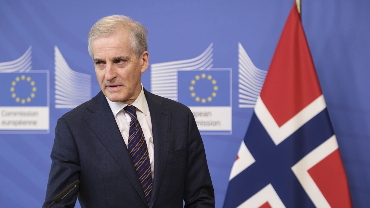Norwegian PM Visits The EU
BRUSSELS, BELGIUM - FEBRUARY 23 : The 36th Prime Minister of Norway Jonas Gahr Store (L) is welcome by the EU Commission President (Unseen) prior to a bilateral meeting in the Berlaymont, the EU Council headquarter on February 23, 2022 in Brussels, Belgium. Prime Minister Jonas Gahr Store believes that Russia's announced campaign against eastern Ukraine illustrates the need for disarmament in Europe. (Photo by Thierry Monasse/Getty Images)
Thierry Monasse
colour image, commission, energy