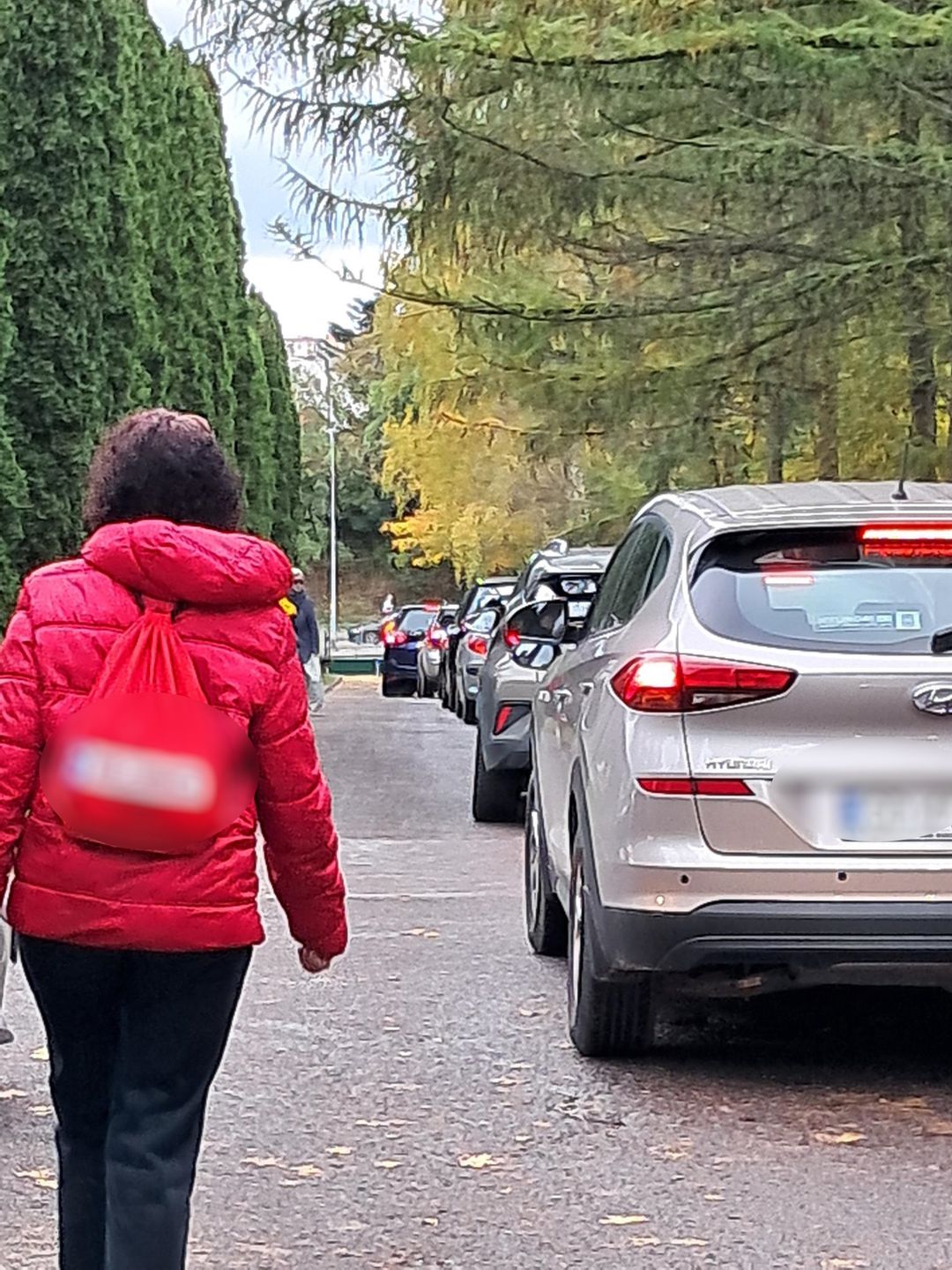 Korek do wyjazdu z cmentarza.