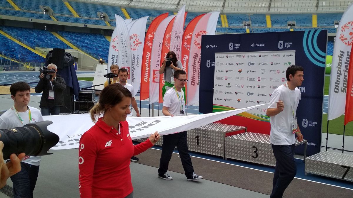 fragment ceremonii zamknięcia XI Letnich Igrzysk Olimpiad Specjalnych; Weronika Nowakowska wyprowadza flagę olimpijską ze Stadionu Śląskiego