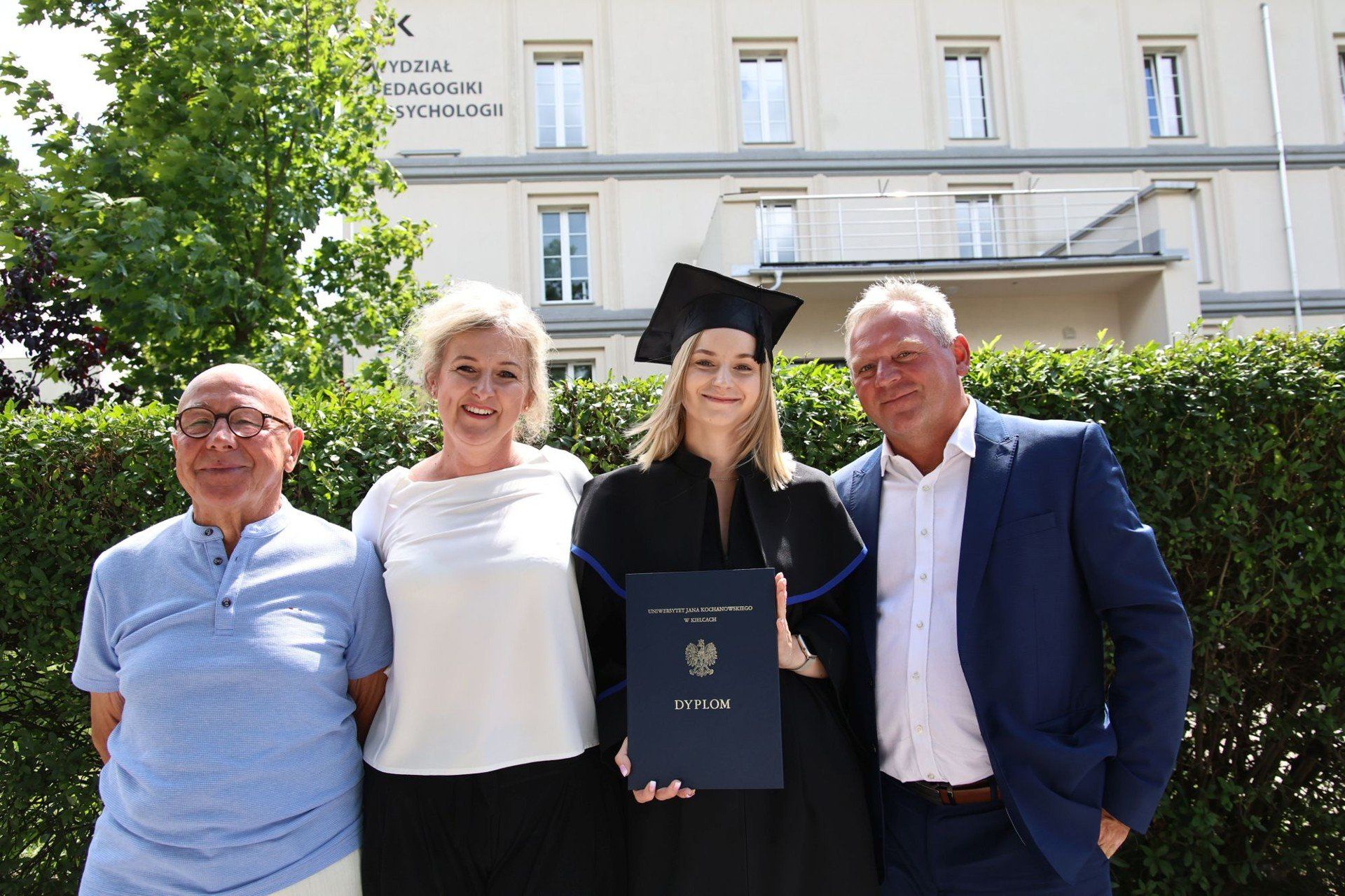 Absolwenci Wydziału Pedagogiki i Psychologii Uniwersytetu Jana Kochanowskiego w Kielcach odebrali dyplomy ukończenia studiów.