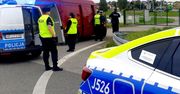Wpadł przez brak świateł-przewoził 27 nielegalnych migrantów.