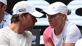 Nie odstępuje Igi na krok. Psycholog komentuje