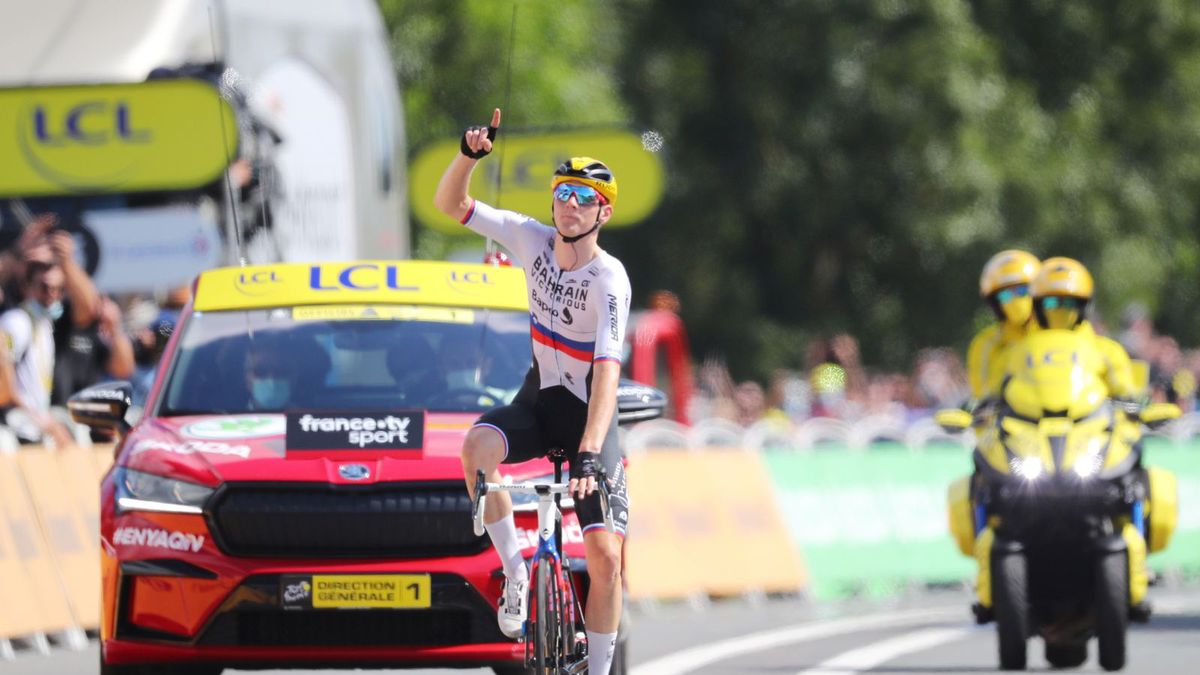 PAP/EPA / CHRISTOPHE PETIT-TESSON / Na zdjęciu: Matej Mohorić wygrywa 19. etap Tour de France