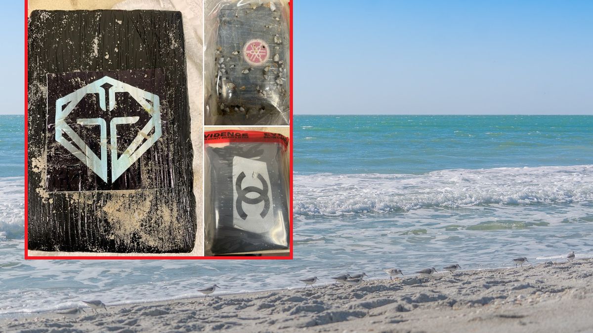 Tajemnicze paczki na plaży.