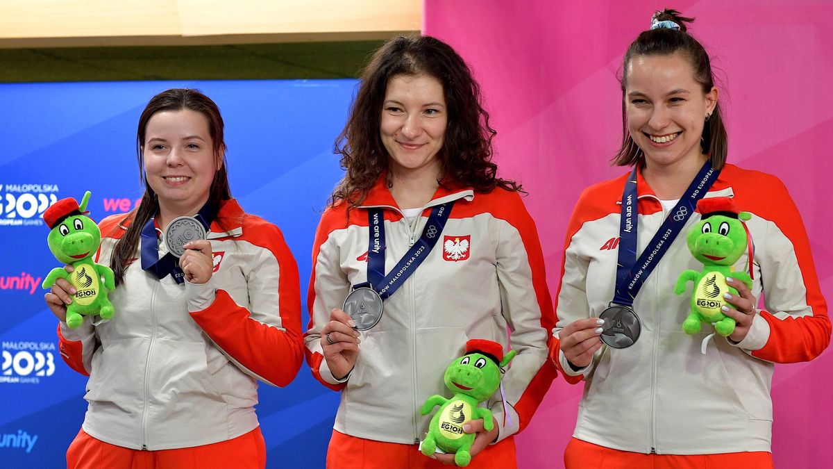 Srebrne medalistki ()Klaudia Breś, Joanna Wawrzonowska i Julita Borek) z Polski, podczas ceremonii dekoracji strzeleckiego drużynowego finału w pistolecie szybkostrzelnym na 25 m