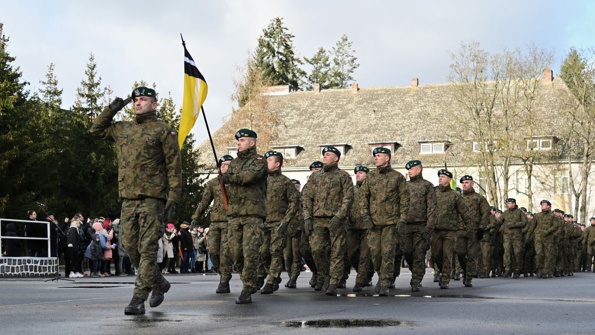 Stargard, 01.02.2024. Pożegnanie XIV zmiany PKW Rumunia, 1 bm. na placu apelowym w �Białych Koszarach� 12. Brygady Zmechanizowanej w Stargardzie. Uroczyście pożegnano żołnierzy XIV zmiany Polskiego Kontyngentu Wojskowego wyjeżdzającego w rejon misji do Rumunii. W jego skład wchodzi ponad 200 żołnierzy. (mr) PAP/Marcin Bielecki(jm) PAP/Marcin Bielecki