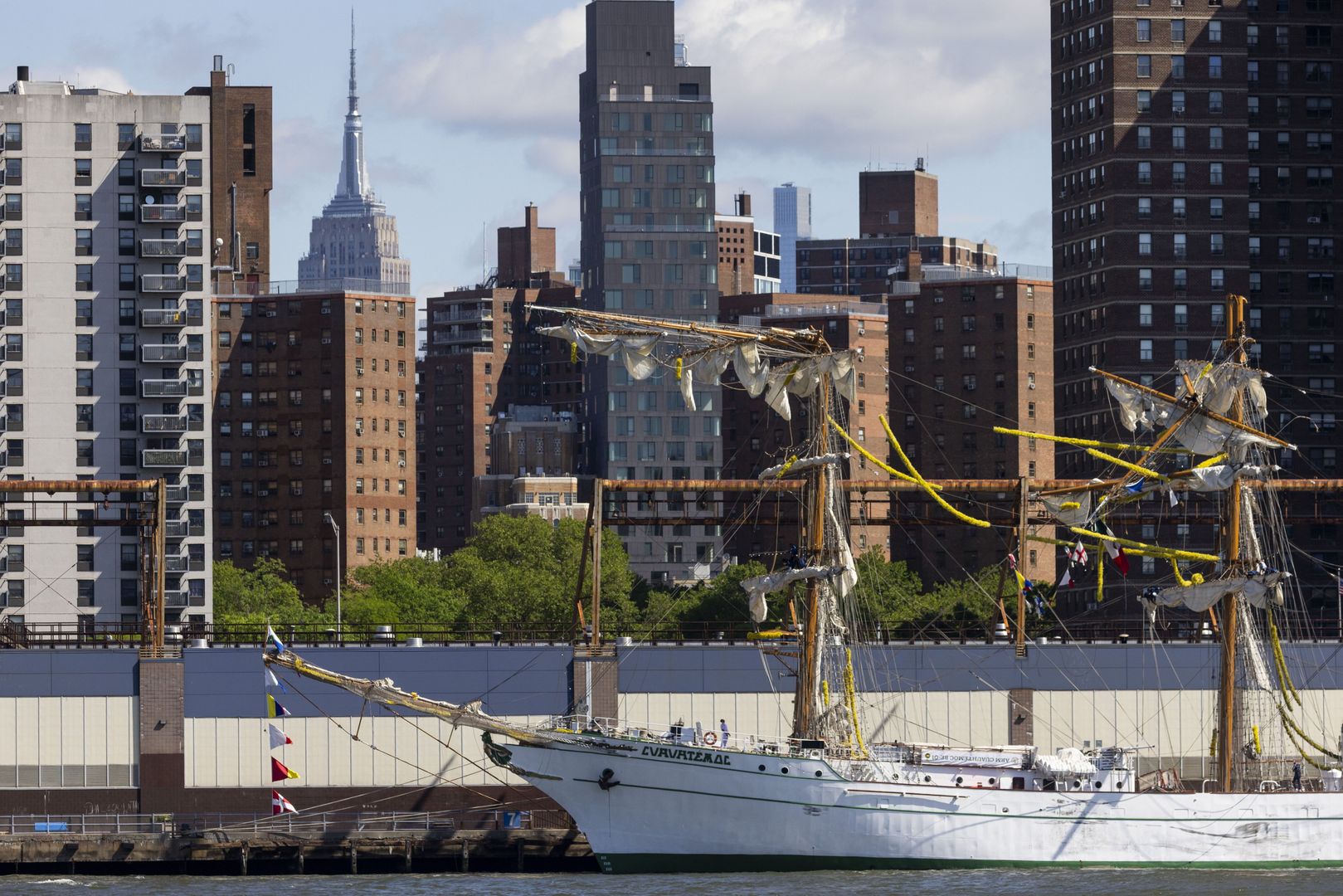 Mexican Navy training ship hits Brooklyn Bridge in New York
epa12113477 The Cuauhtemoc, a Mexican Navy training boat, is docked in the East River with broken masts, the day after the vessel hit the Brooklyn Bridge in New York, New York, USA, 18 May 2025. The cause of accident, which according to a statement from New York City Mayor Eric Adams has killed two people and injured at least 19, is still under investigation. In the background is the Empire State Building.  EPA/JUSTIN LANE 
Dostawca: PAP/EPA.
JUSTIN LANE
brooklyn bridge, mexican ship, accident, new york