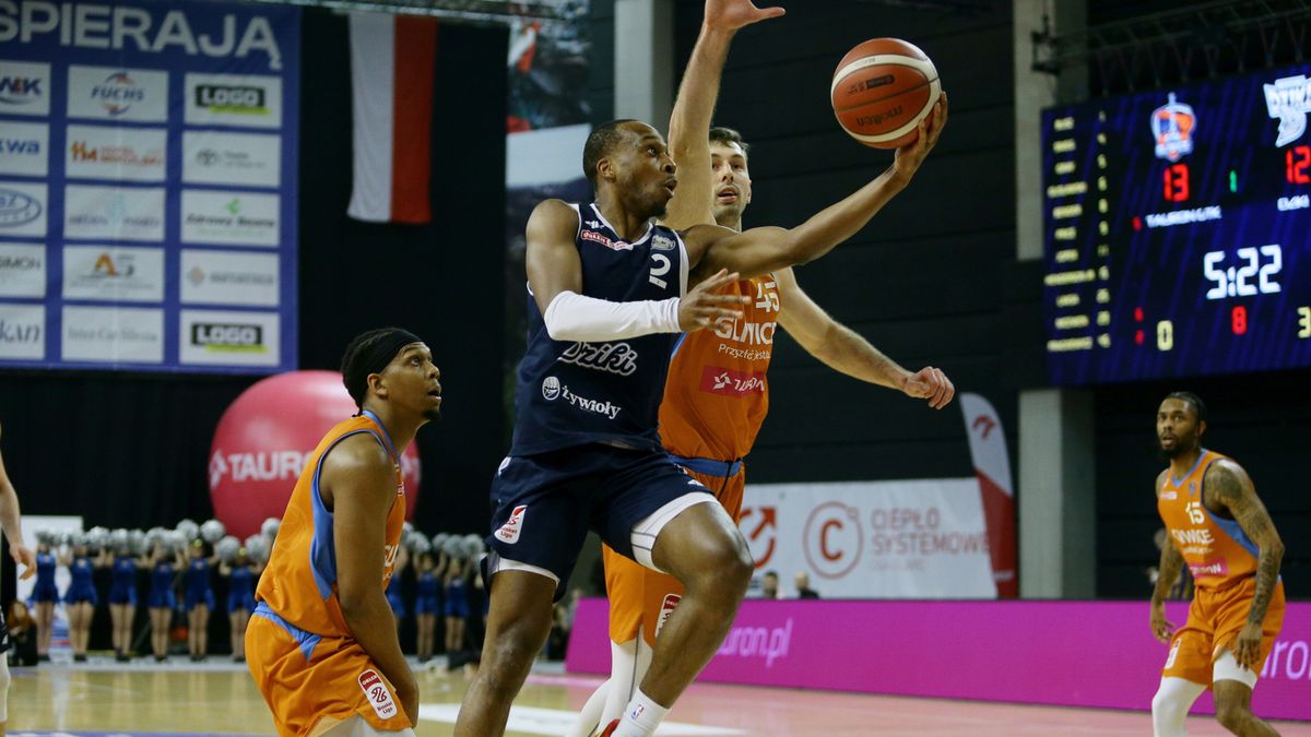 PAP / Jarek Praszkiewicz / Na zdjęciu: Matt Coleman III (Dziki Warszawa) przy piłce podczas meczu z Tauron GTK Gliwice
