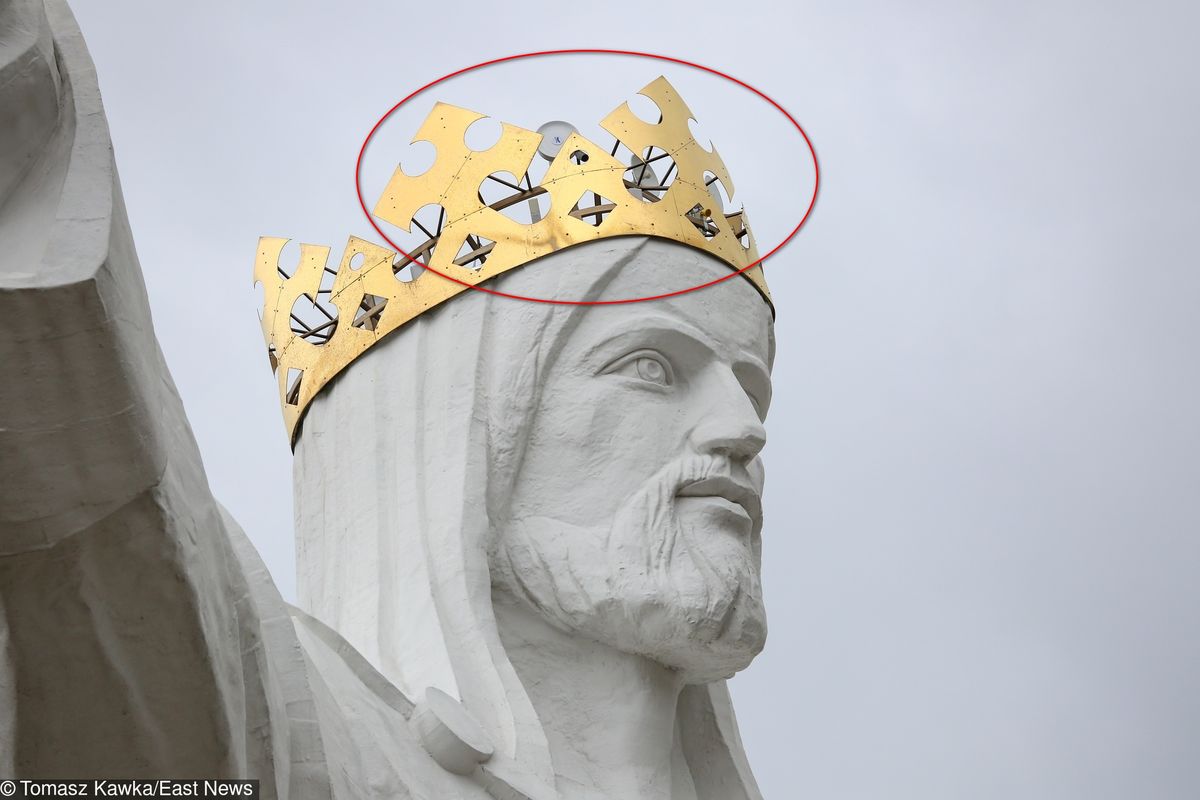 Internet z pomnika Jezusa w Świebodzinie. W koronie ukrytych jest kilkanaście komercyjnych anten