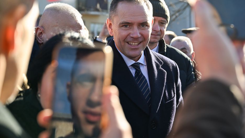 Hrubieszów, 30.01.2025. Wybory prezydenta RP 2025 - kampania. Kandydat Komitetu Obywatelskiego, popierany przez Prawo i Sprawiedliwość, prezes Instytutu Pamięci Narodowej Karol Nawrocki (C) podczas spotkania w Hrubieszowie, 30 bm. (ad) PAP/Wojtek Jargiło
