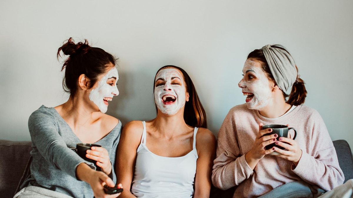 Maseczki oczyszczające często stosuje się jako uzupełnienie codziennej rutyny pielęgnacyjnej, aby kompleksowo zadbać o cerę.