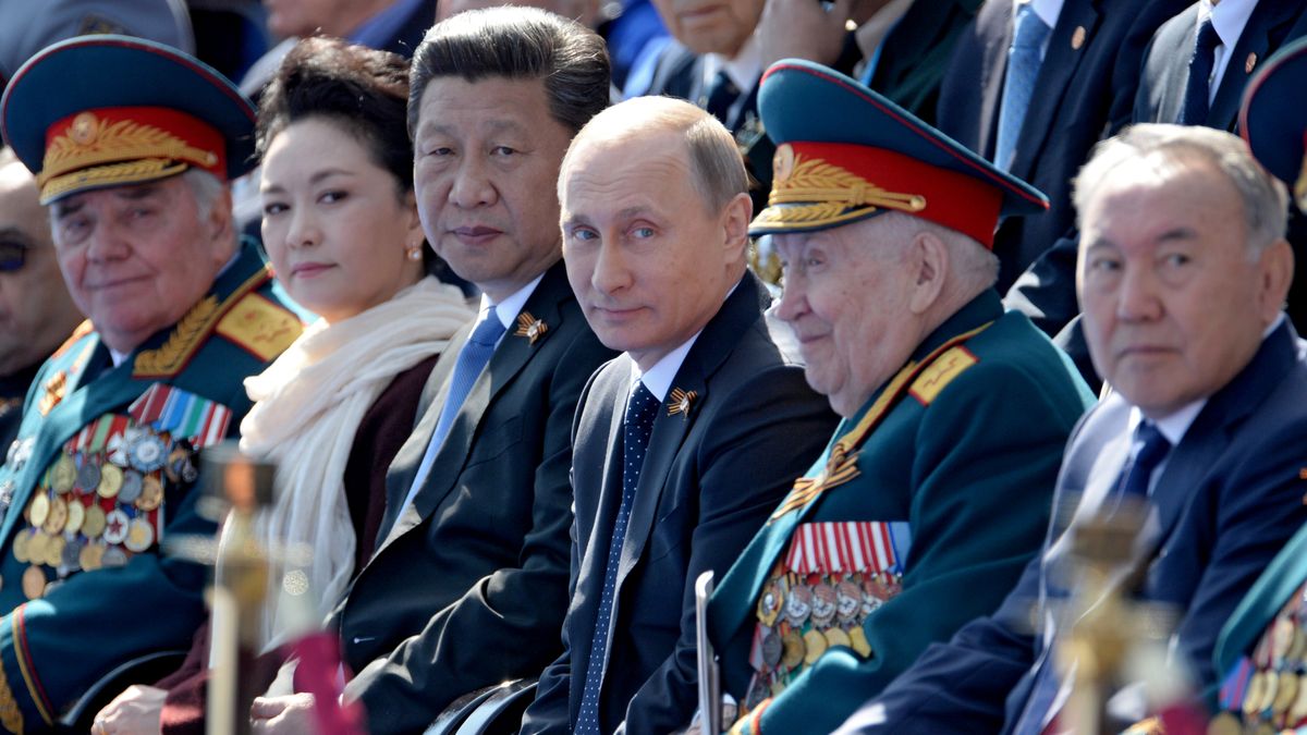 Na zdjęciu Xi Jinping i Władimir Putin podczas parady wojskowej w Moskwie w 2015 roku