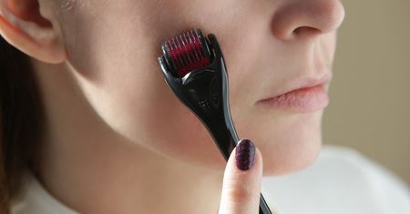 Czym jest derma roller i kiedy warto go stosować?