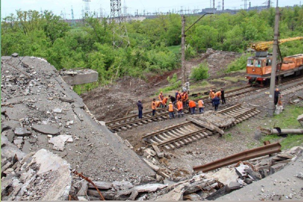 Rosjanie remontują linię kolejową w Mariupolu. Cel jest jasny 