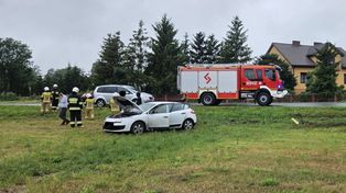Uwaga, ślisko na drogach! Auto wypadło na pobocze w Jabłkowie