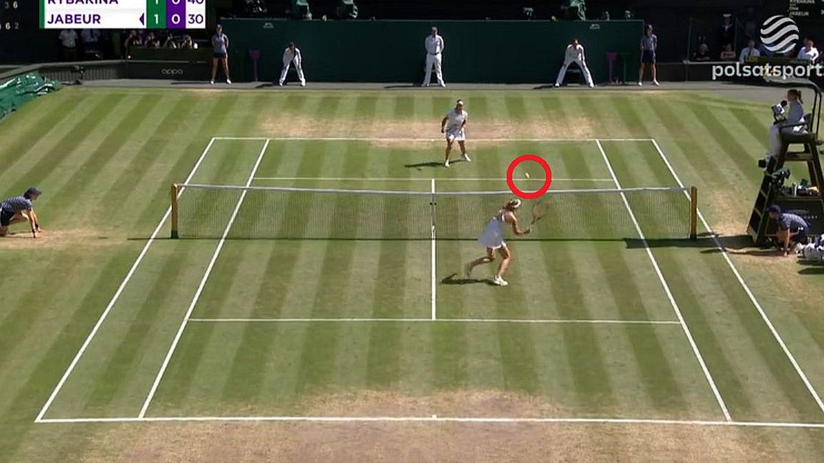 Jelena Rybakina wygrywa akcję przy siatce w finale Wimbledonu 2022