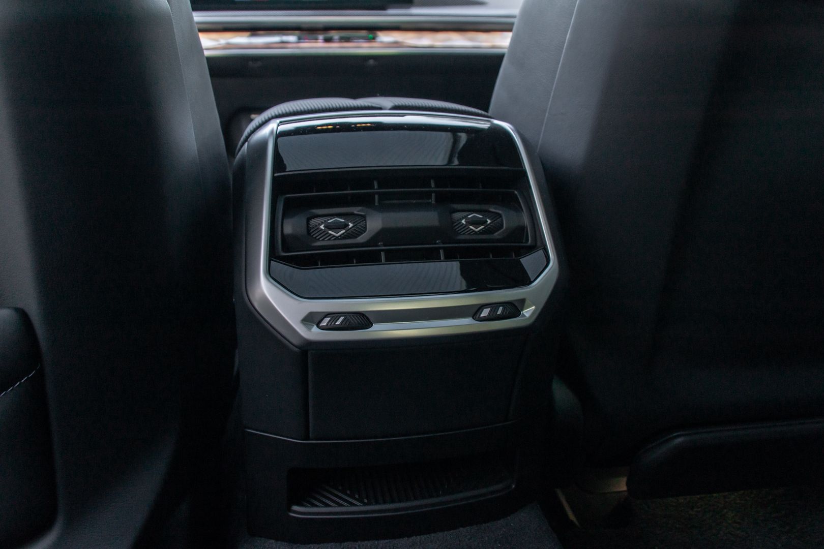 BMW i7 M70