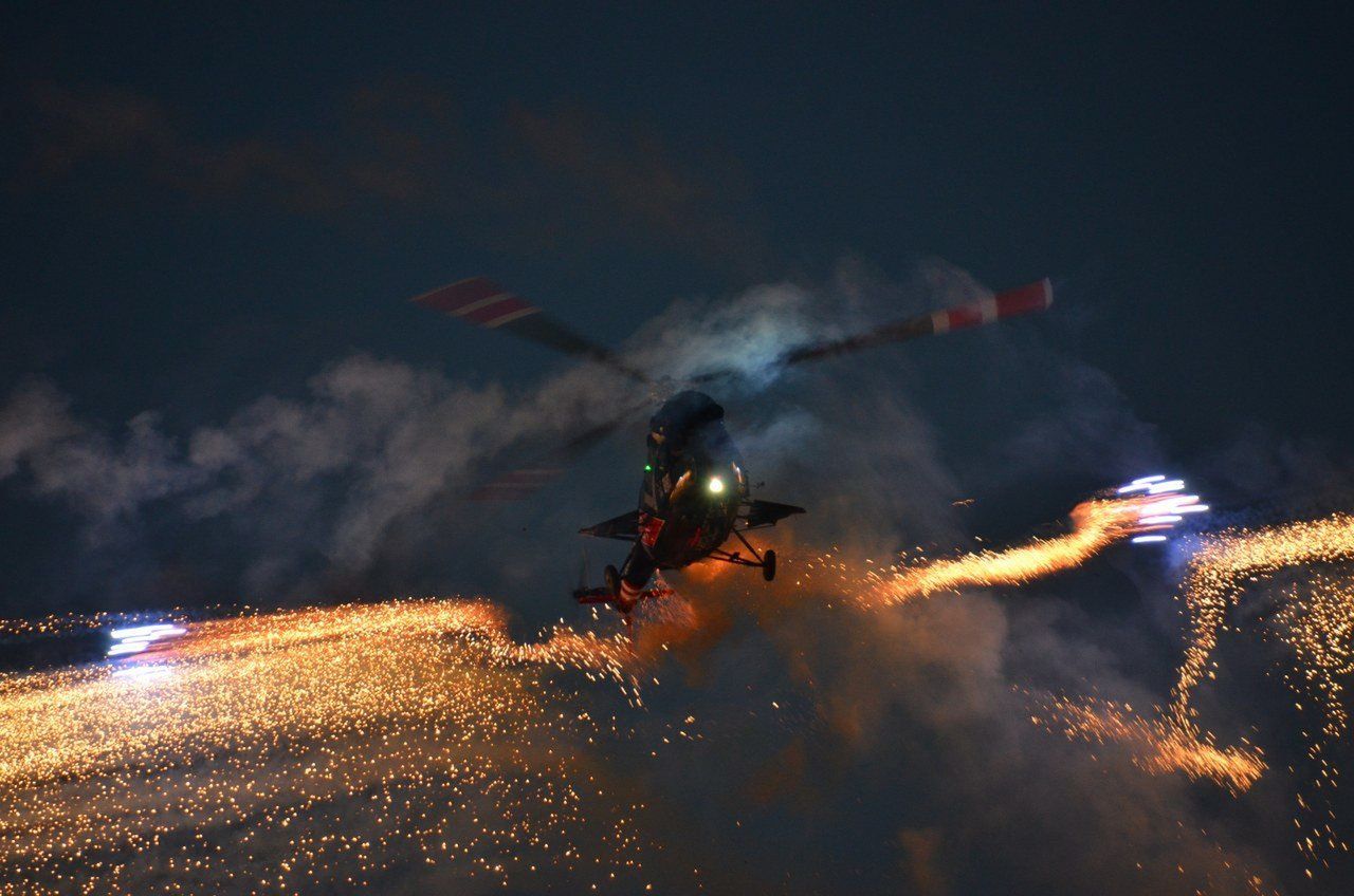 Nocne pokazy w ramach Antidotum Airshow Leszno 2025 zapierały dech w piersiach. Na lotnisku był komplet publiczności