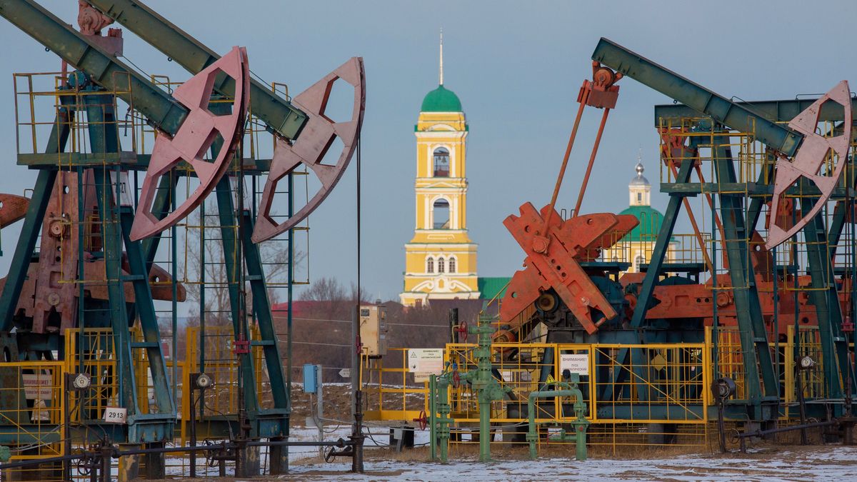 Russian Oil Fields Ahead of 180th OPEC Meeting
Bloomberg
pumping jacks, pump jacks, fuels, pump, pumpjack, nodding donkeys, fossil fuels, russian, nodding donkey, bric countries, oil and gas fields, oil, opec, industries, oil markets, drilling, oil, gas, emea, gasoline, petroleum, energy, natural resources, business news