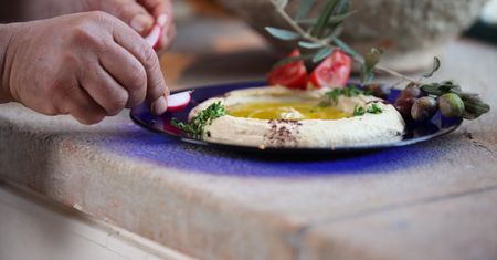 Humus i curry zdrożeją. Wojna w Ukrainie ograniczyła zbiory ciecierzycy