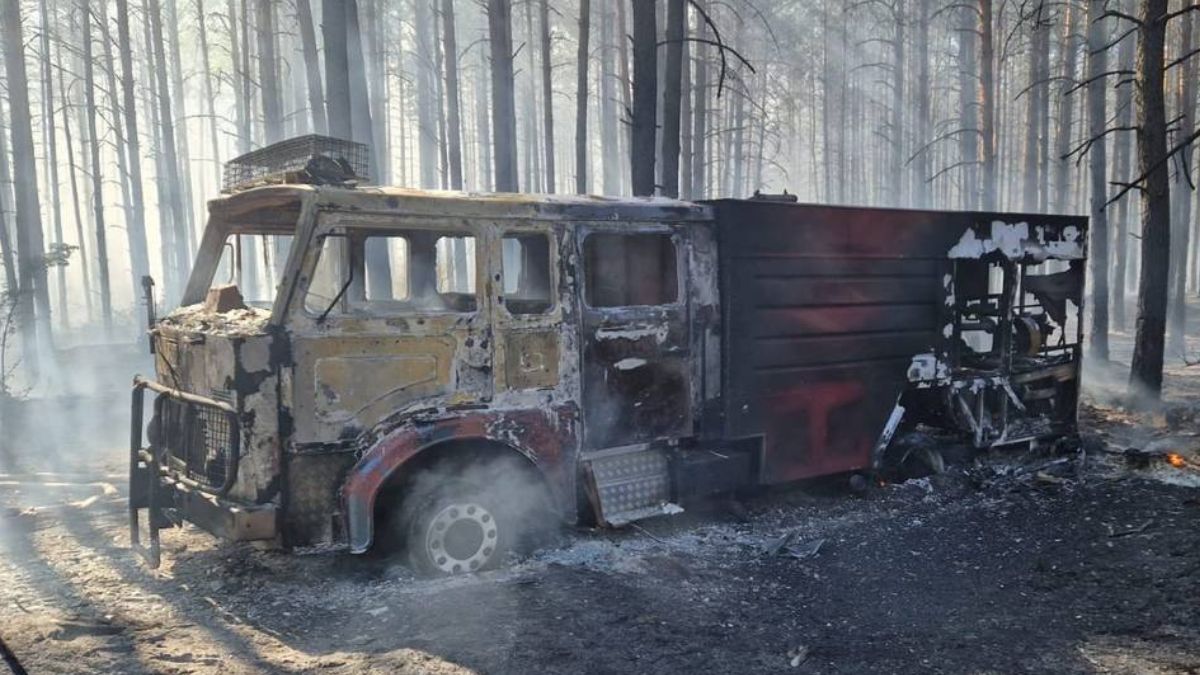 W pożarze lasu spłonął wóz strażacki