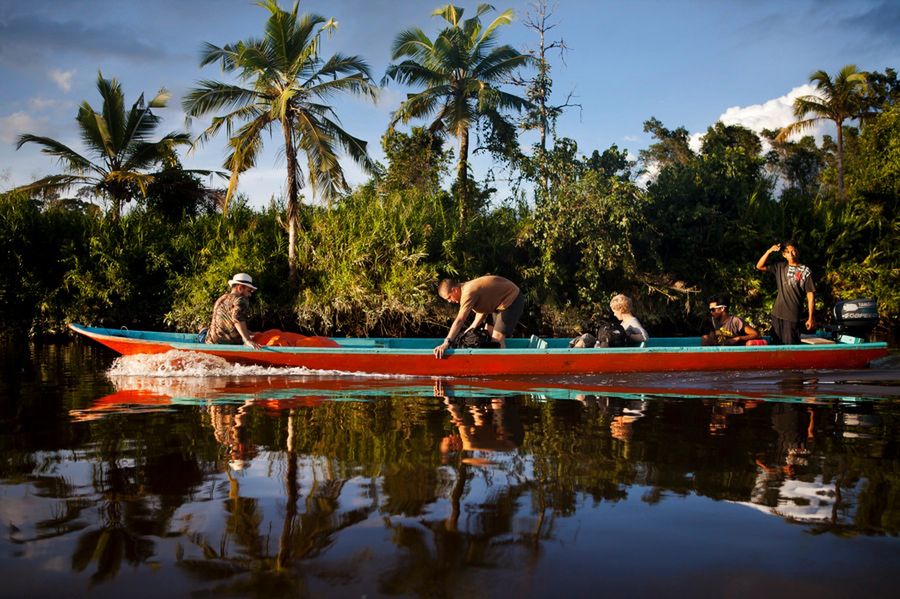 Ekipa telewizyjna w czasie drogi do wioski plemienia Mentawai. © Paweł Łączny