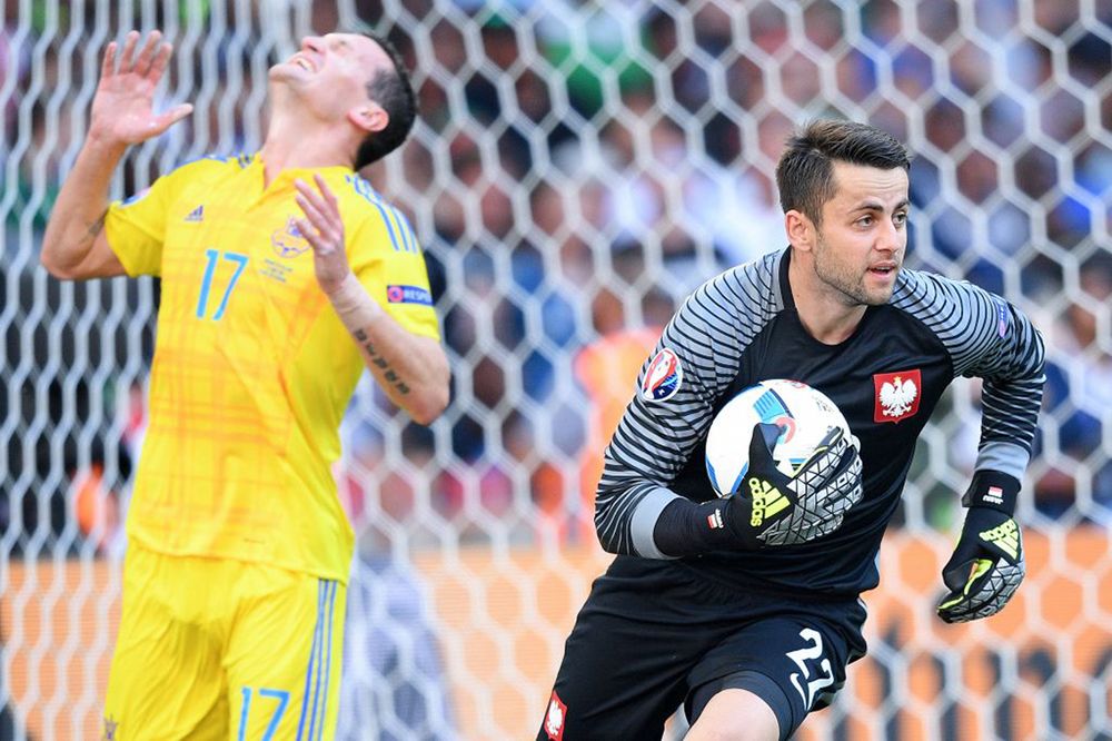 Łukasz Fabiański w formie! Artem Fedetskyi złości się po kolejnej udanej interwencji naszego bramkarza podczas meczu Ukraina – Polska UEFA EURO 2016 we Francji.Marsylia (Francja), 21 czerwca 2016 r.