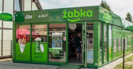 Franczyzobiorca Żabki. Sąd zastanowi się, czy to jeszcze ajent czy już pracownik