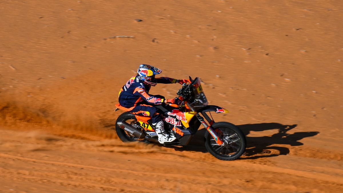 Zdjęcie okładkowe artykułu: Materiały prasowe / Red Bull / Na zdjęciu: motocyklista na trasie Rajdu Dakar