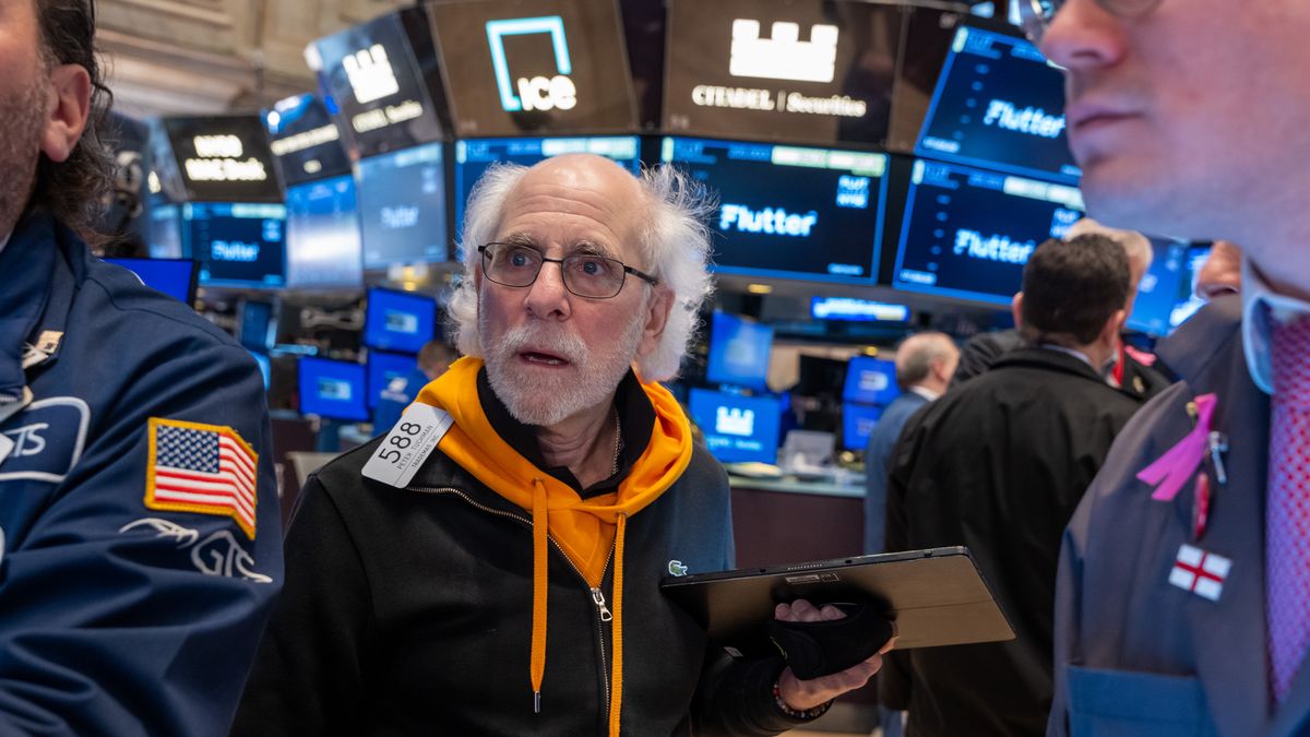 NEW YORK, NEW YORK - JANUARY 29: Traders work on the floor of the New York Stock Exchange (NYSE) on January 29, 2024 in New York City. Wall Street observers are watching to see if an upcoming Fed announcement on rate policy and the most recent violence in the Middle East will have any effect on the markets. (Photo by Spencer Platt/Getty Images)