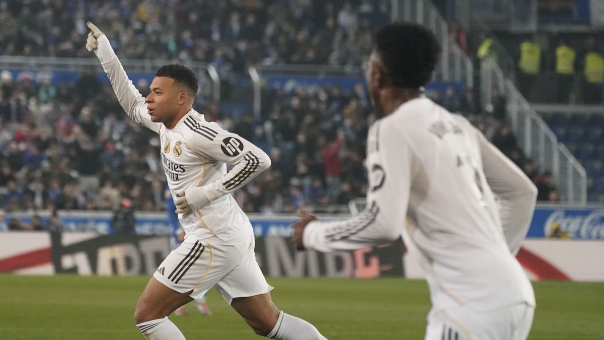 Kylian Mbappe (L), Vinicius Junior 