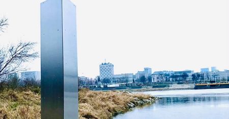 Tajemniczy monolit w Warszawie. Pojawia się w różnych miejscach i zaraz znika