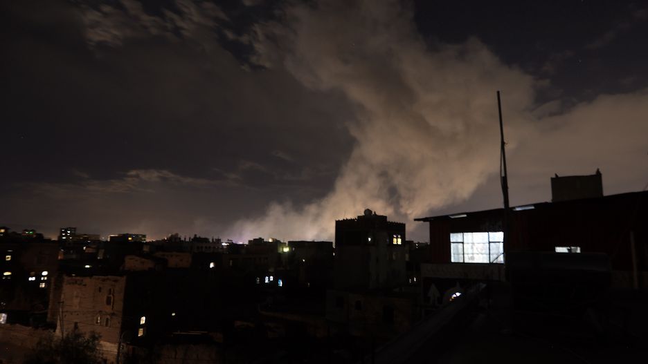 Airstrikes target Sana'a
epa11966709 Smoke rises from a position following airstrikes in Sana'a, Yemen, 15 March 2025. Three airstrikes targeted a neighborhood in Sana'a, causing powerful explosions, the Houthis-run Al-Masirah TV has reported.  EPA/YAHYA ARHAB 
Dostawca: PAP/EPA.
YAHYA ARHAB
Sky, Night, Airstrikes, Explosion, Smoke