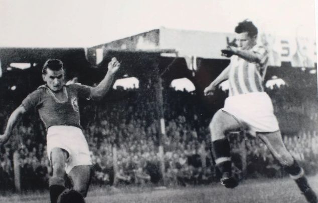 Derby Krakowa 1949. Mieczysław Kolasa z prawej strony (fot. reprodukcja Dariusz Faron/archiwum rodzinne Mieczysława Kolasy).