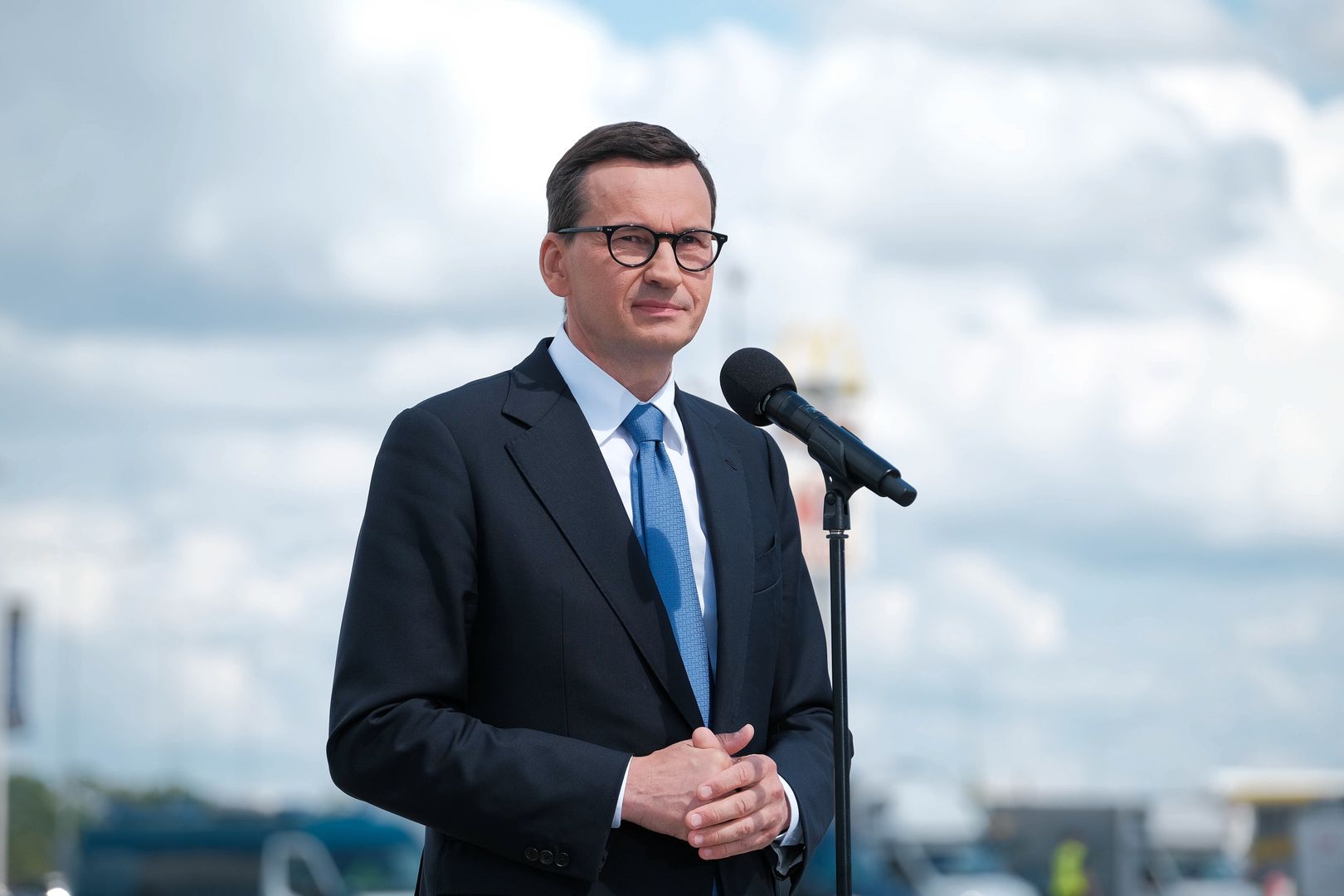 Brwinów, 10.08.2022. Premier Mateusz Morawiecki podczas konferencji prasowej w Miejscu Obsługi Pasażerów w Brwinowie, 10 bm. (sko) PAP/Mateusz Marek