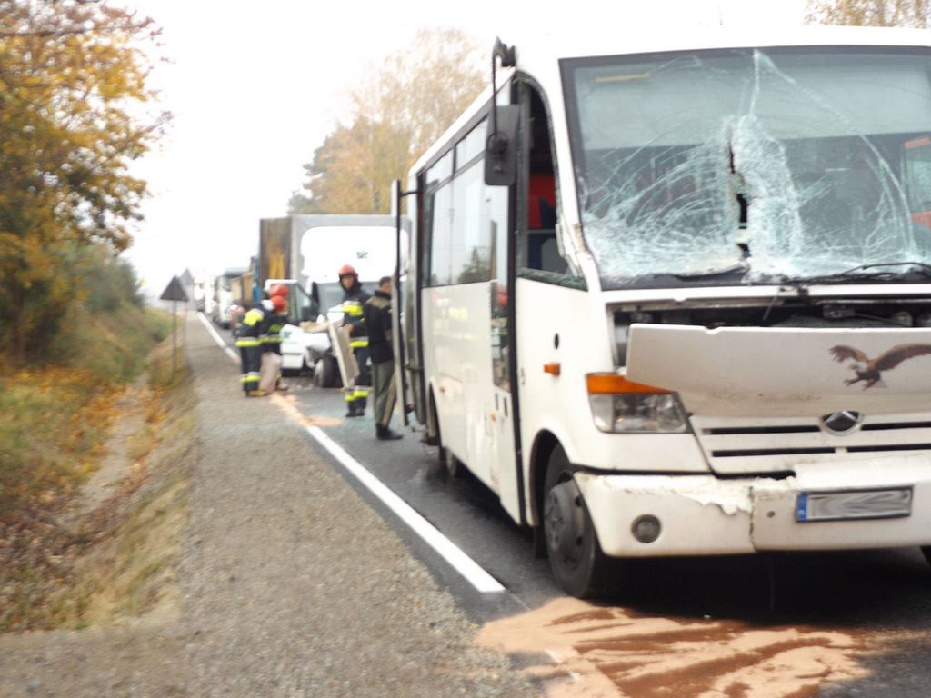 Dramatycznie groźny wypadek pod Kielcami – z udziałem 6 pojazdów