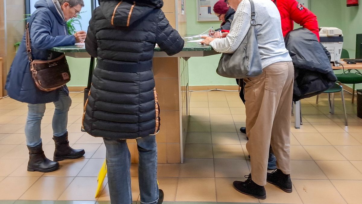 Reporter archiwum 2025 01
10.01.2025 Lodz. ZUS. Od 1 lipca 2025 r. bedzie mozna pobierac w?asna emeryture oraz rente rodzinna po zmarlym malzonku - tzw. rente wdowie. N/z emeryci czekaja do wnioskami o rente wdowia w urzedzie Zakladu Ubezpieczen Spolecznych. Fot. Piotr Kamionka/REPORTER
Piotr Kamionka/REPORTER