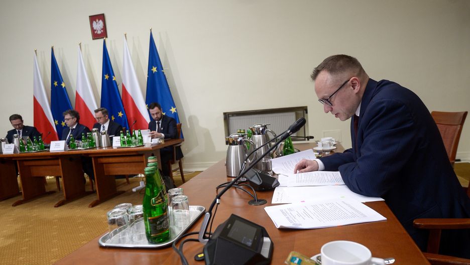 Warszawa, 19.01.2024. Były wiceminister aktywów państwowych, członek zarządu Narodowego Banku Polskiego Artur Soboń (P) podczas posiedzenia sejmowej komisji śledczej do zbadania legalności, prawidłowości oraz celowości działań podjętych w celu przygotowania i przeprowadzenia wyborów Prezydenta Rzeczypospolitej Polskiej w 2020 r. w formie głosowania korespondencyjnego, 19 bm. w Sejmie w Warszawie. (jm) PAP/Marcin Obara