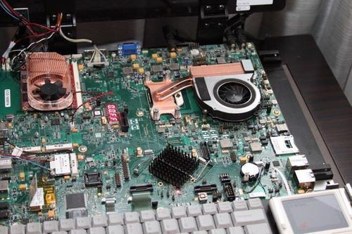 platforma testowa z mobilnym Radeonem wykonanym w 28 nm