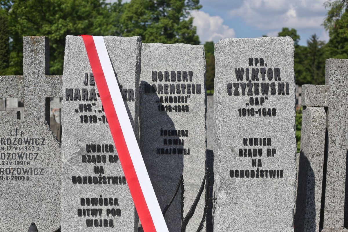 Na cmentarzu Bródnowskim odsłonięto pomnik Cichociemnych
